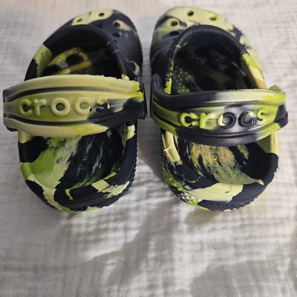 Crocs Toddler‎ Size C4 Black and Green Marbled Tie-Dye Crocband Shoe 4
